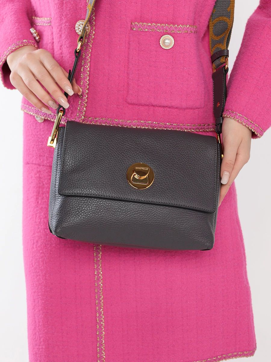 Сумка-кроссбоди серого цвета с откидным клапаном